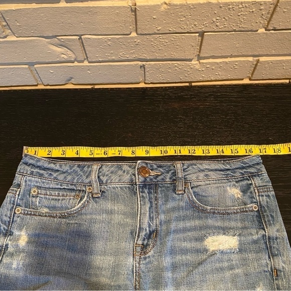 American Eagle Cuffed Shorts Womens Denim Blue Distressed 4” Inseam Size 4 - Picture 5 of 6